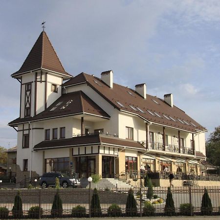 Status Hotel Malehiv Kültér fotó