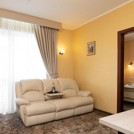 Status Hotel Malehiv Kültér fotó