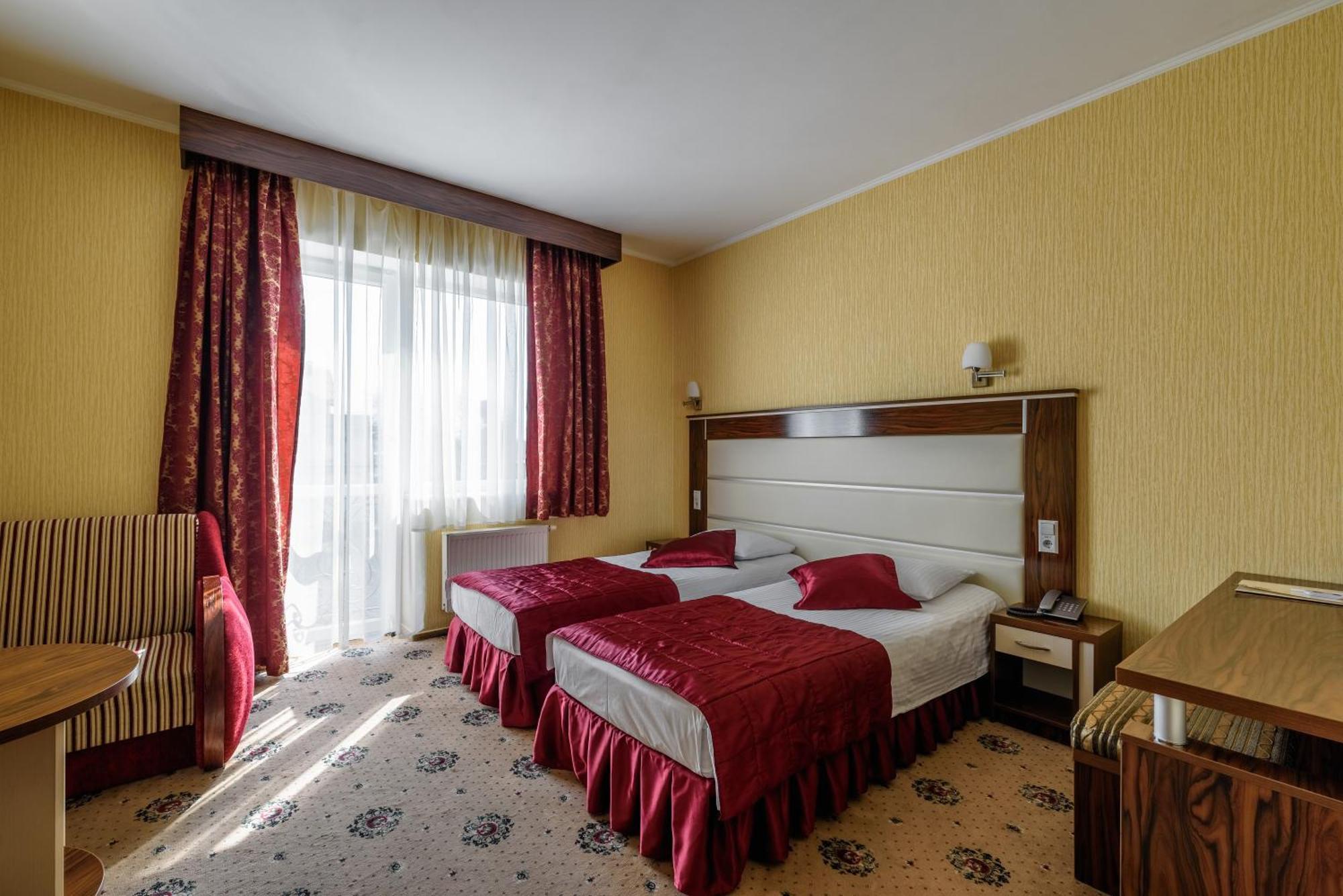 Status Hotel Malehiv Kültér fotó