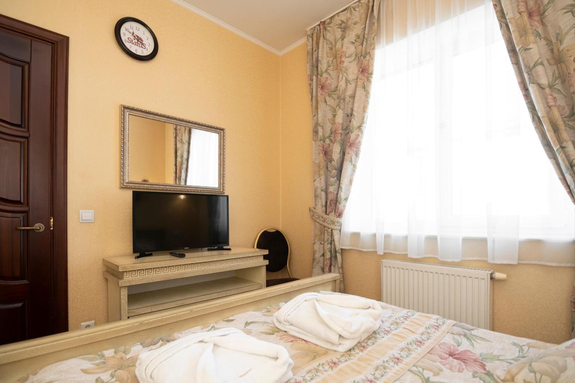 Status Hotel Malehiv Kültér fotó