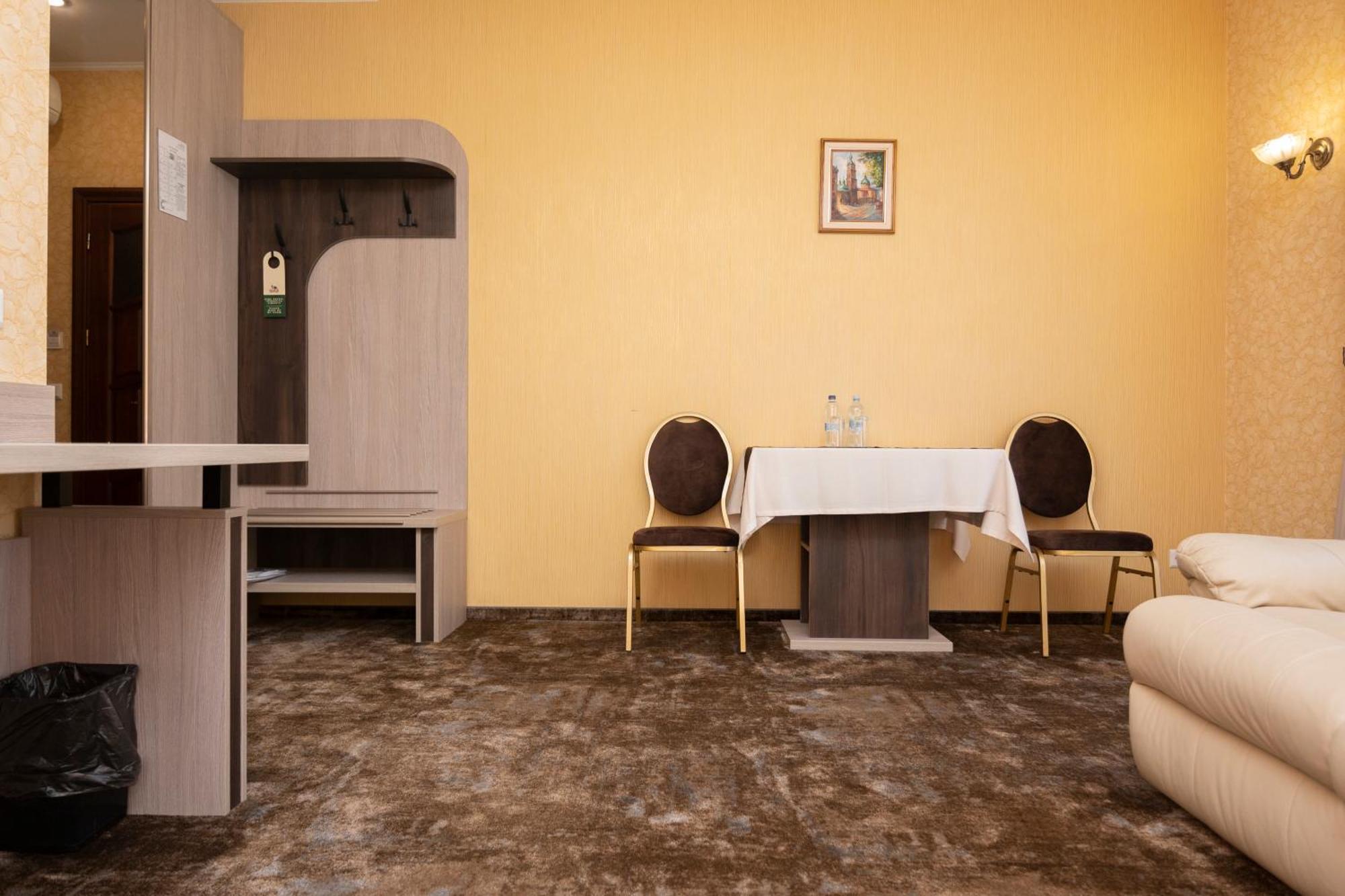 Status Hotel Malehiv Kültér fotó