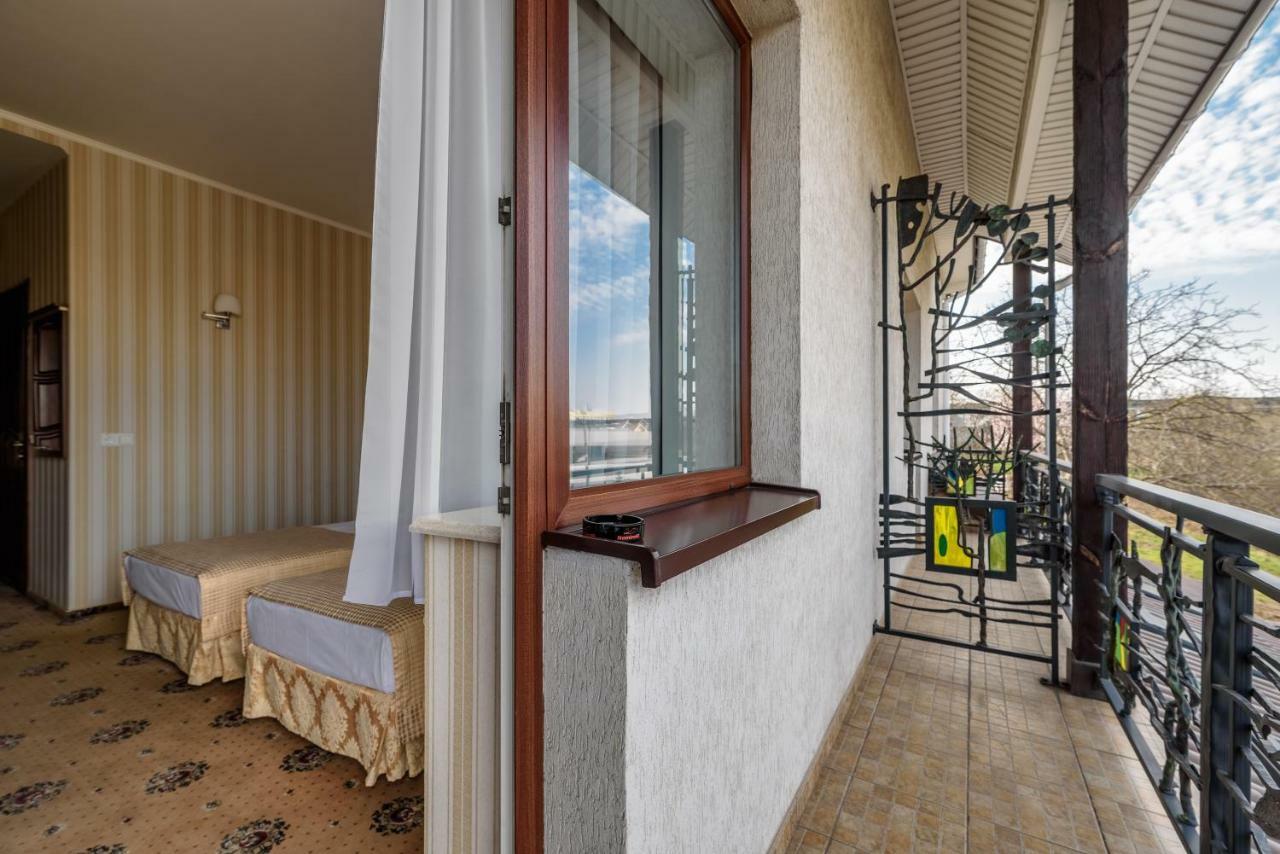 Status Hotel Malehiv Kültér fotó