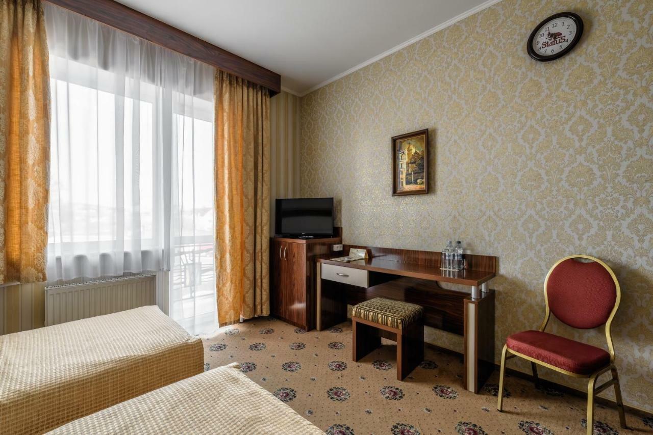 Status Hotel Malehiv Kültér fotó