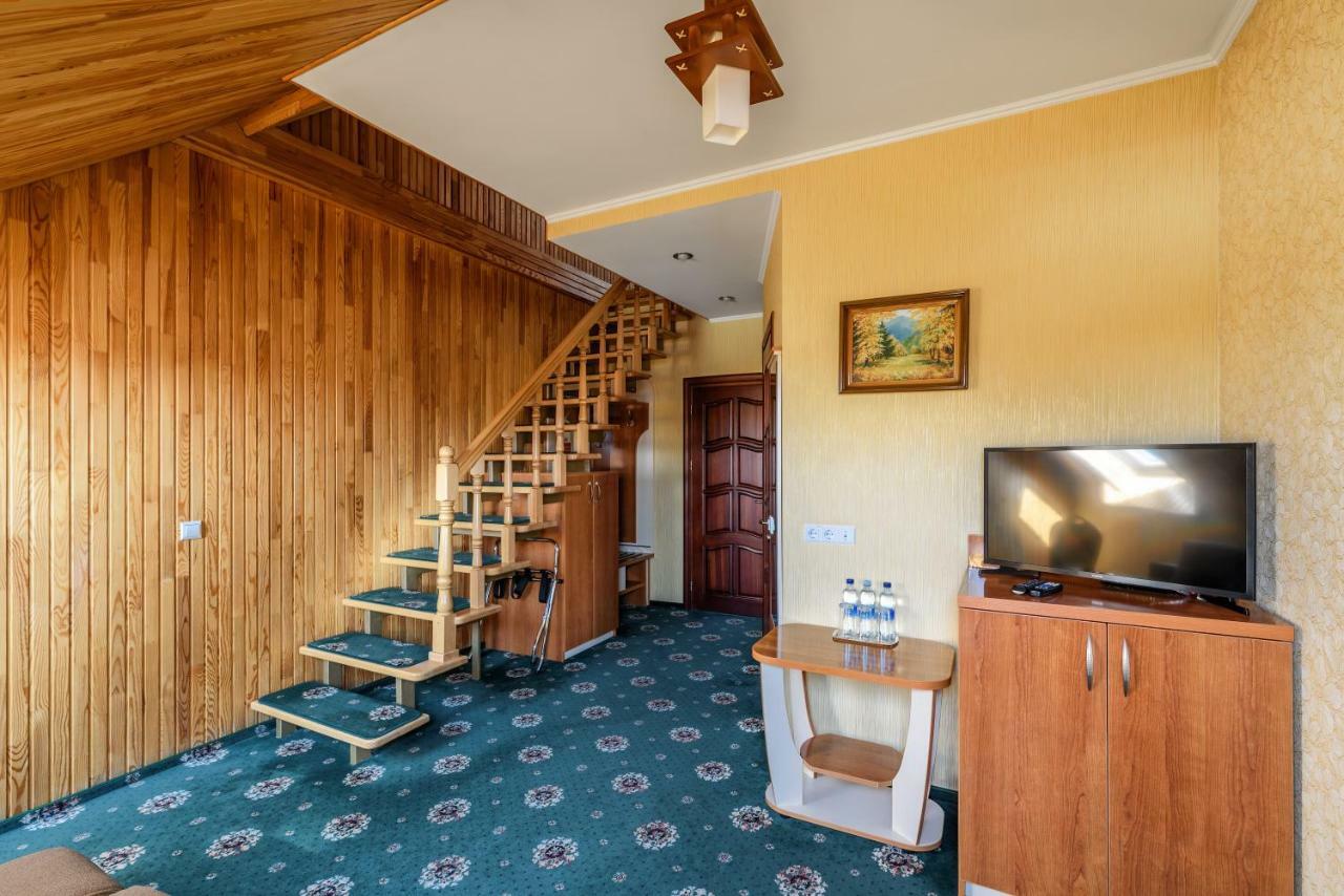 Status Hotel Malehiv Kültér fotó