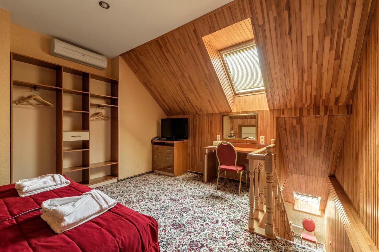 Status Hotel Malehiv Kültér fotó