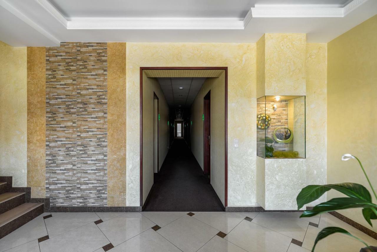 Status Hotel Malehiv Kültér fotó